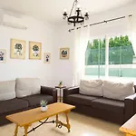 Liriopadel By Interhome קלפה